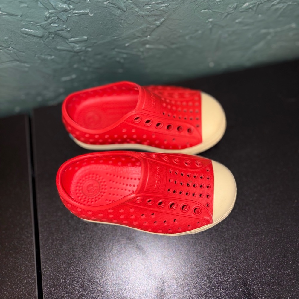 Native Red shoes - Picture 2 of 6